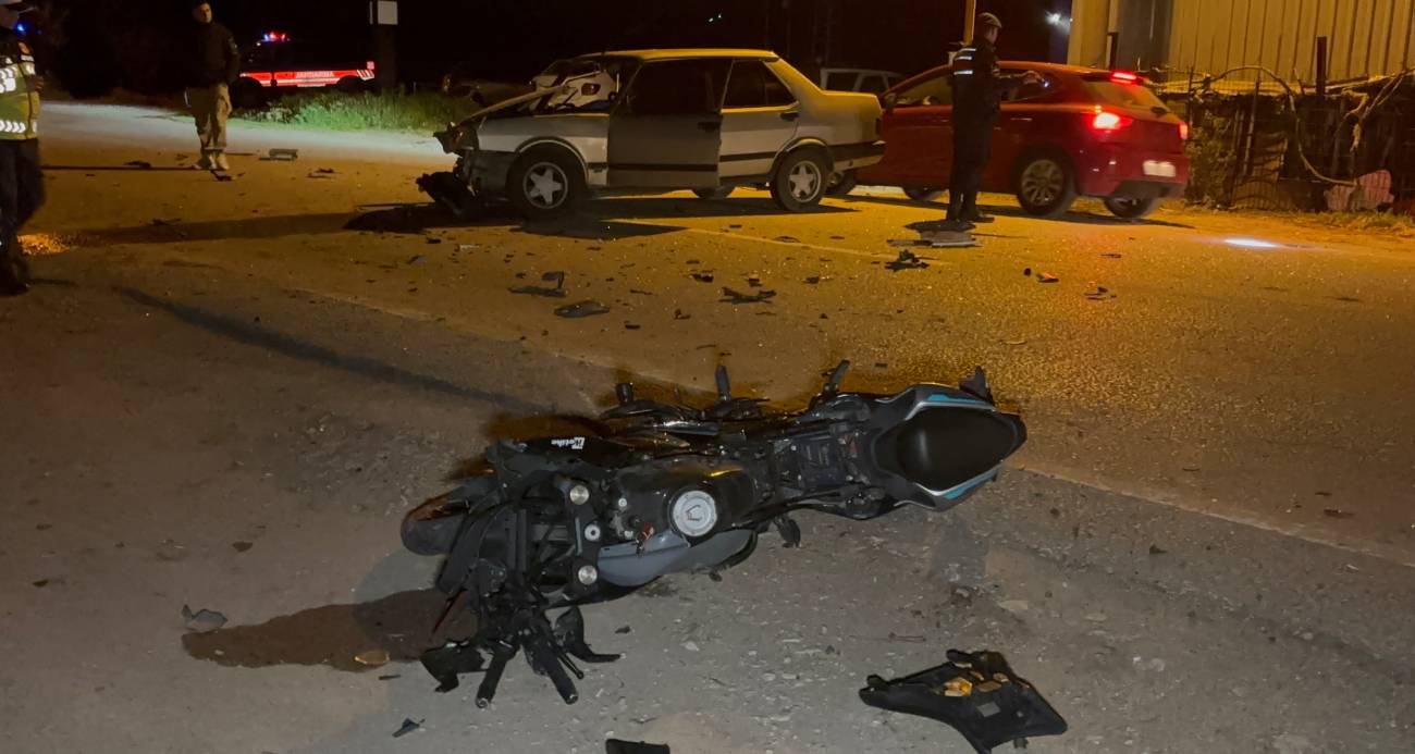 Çanakkale’de otomobil ile motosikletin çarpıştığı kazada 3 kişi yaralandı.