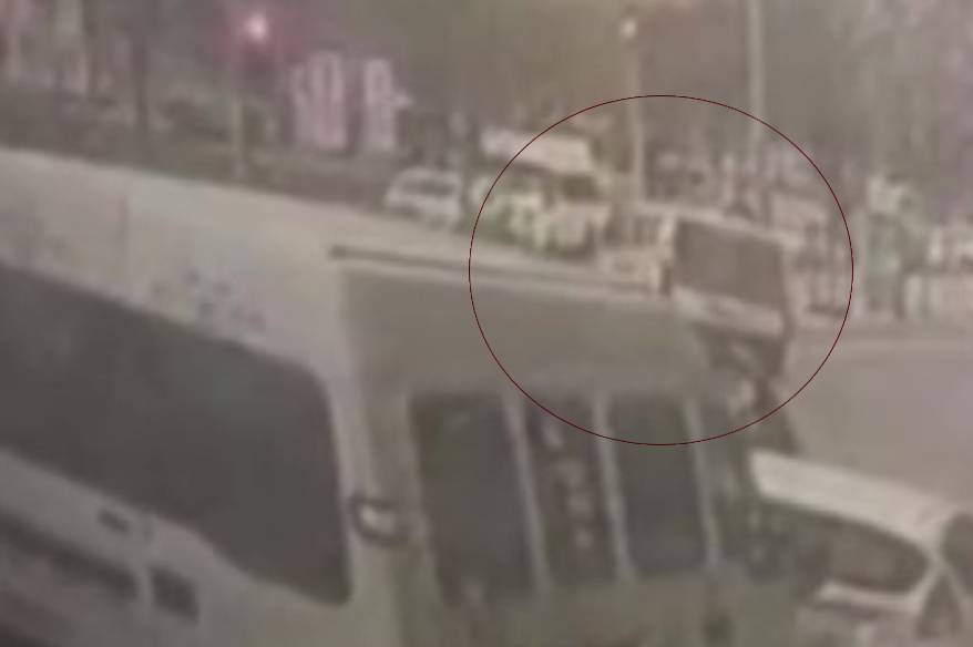 Sultangazi’de yasağı dinlemeyip dönmeye çalıştı, motosikletliye böyle çarptı