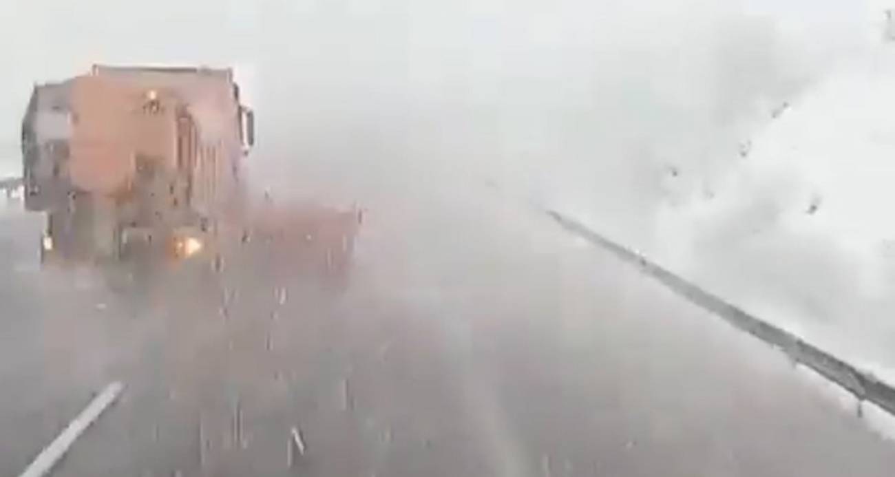 Bolu’nun Dörtdivan ilçesinde akşam saatlerinde etkisini artıran yoğun kar yağışı, özellikle TEM Otoyolu’nda görüş mesafesini düşürdü.