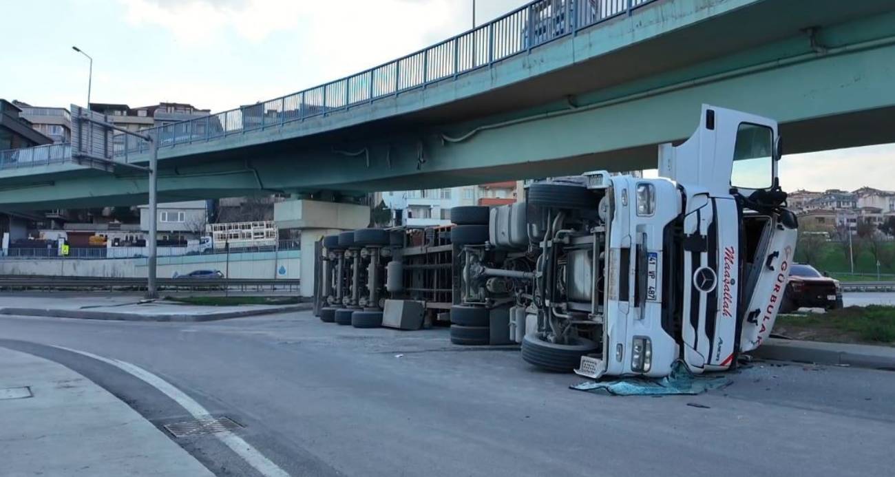Beylikdüzü’nde virajı alamayan TIR devrildi
