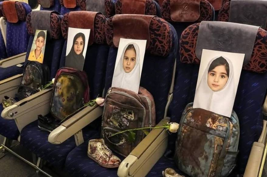 İran heyetinin uçağına ABD'nin Minab'daki saldırısında ölen çocukların fotoğrafları konuldu