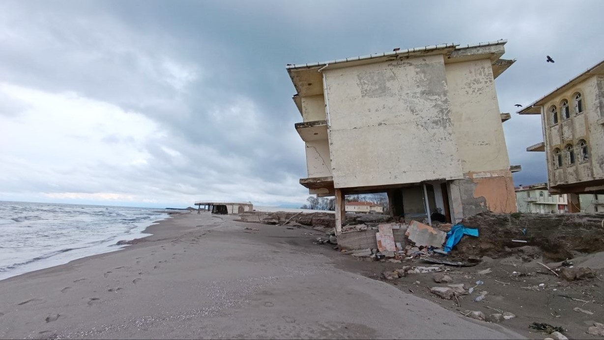 Deniz 100 metre içeri girdi, villalar çöktü
