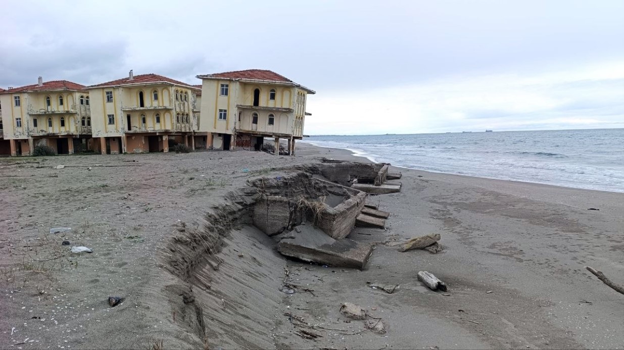 Deniz 100 metre içeri girdi, villalar çöktü