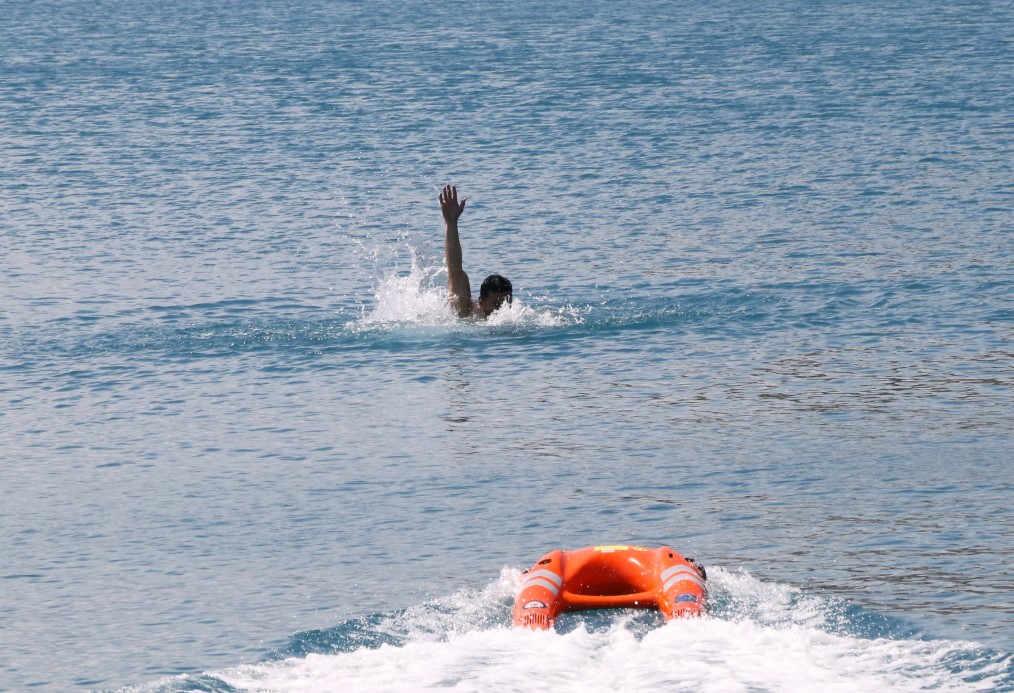 Suyun altını üstüne getiriyor, can kurtarmak için saniyelerle yarışıyorlar