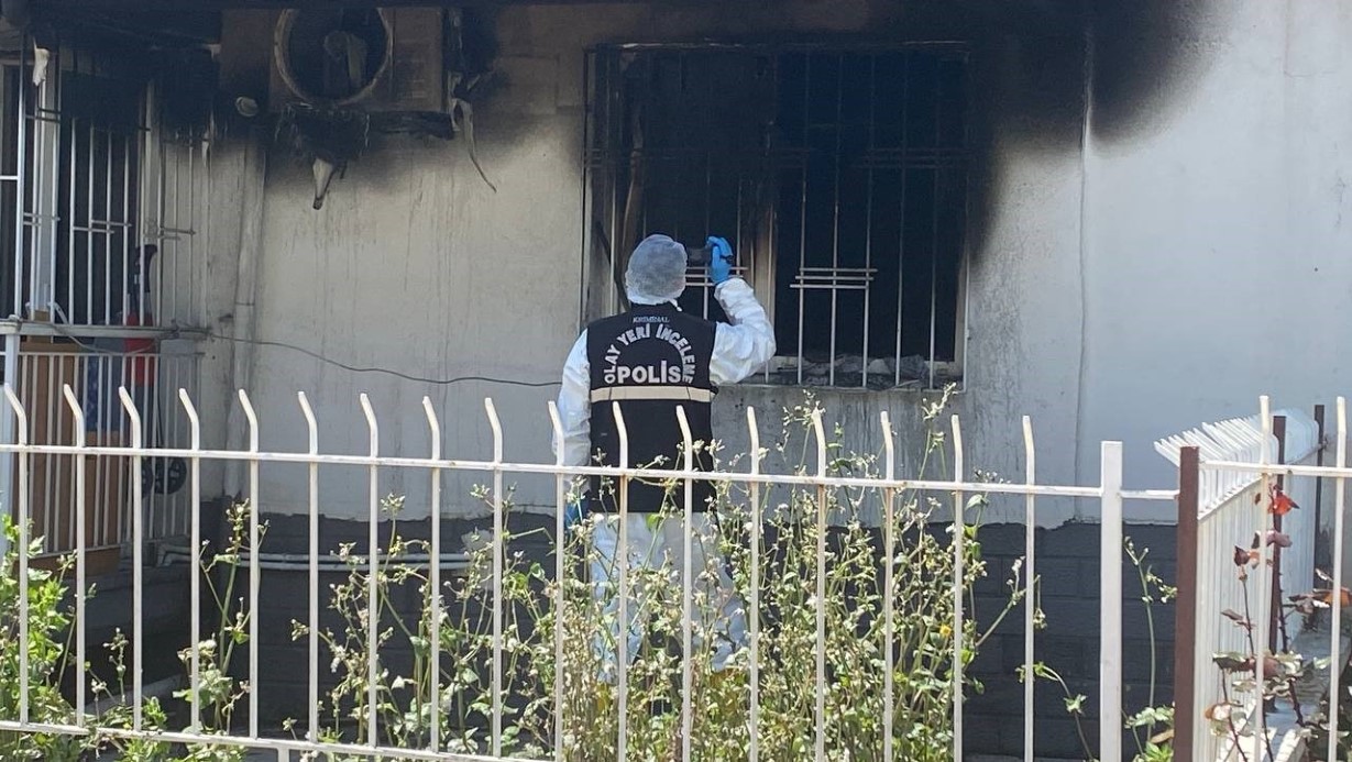 Aydın’ın Efeler ilçesindeki bir evde henüz nedeni belirlenemeyen patlama sonrası çıkan yangında engelli şahıs hayatını kaybetti, annesi ise yaralandı.