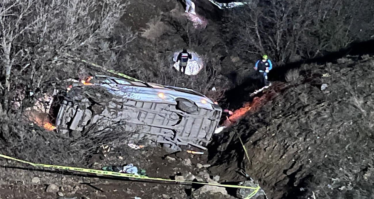 Malatya’da sürücünün kontrolünden çıkan işçi servisi şarampole devrildi. Kazada 2 kişi öldü 10 kişi yaralandı.