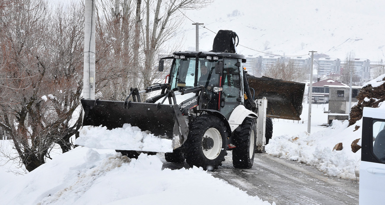 Bitlis’te Nisan ayının ortasında etkisini sürdüren kar yağışı, ekipleri yeniden sahaya çıkardı.