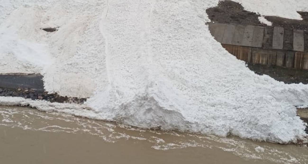 Zap Suyu’nun önünü kesen dev çığ, kısa süre sonra akıntının etkisiyle parçalanarak yol verdi.