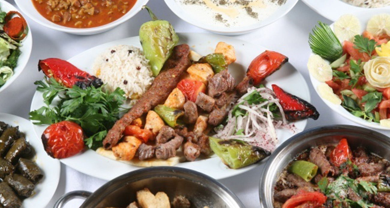 Ticaret Bakanlığı’nın hayata geçirdiği yeni düzenleme ile birlikte yemek siparişlerinde zorunlu ek ücret uygulamalarına son verildiği belirtildi.