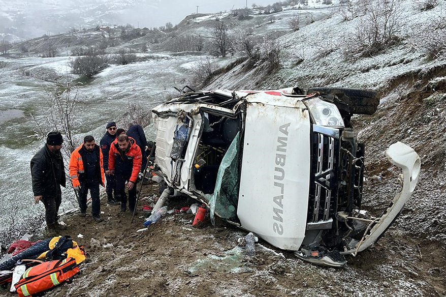 Artvin’de ambulans uçuruma yuvarlandı: 1 ölü, 4 yaralı