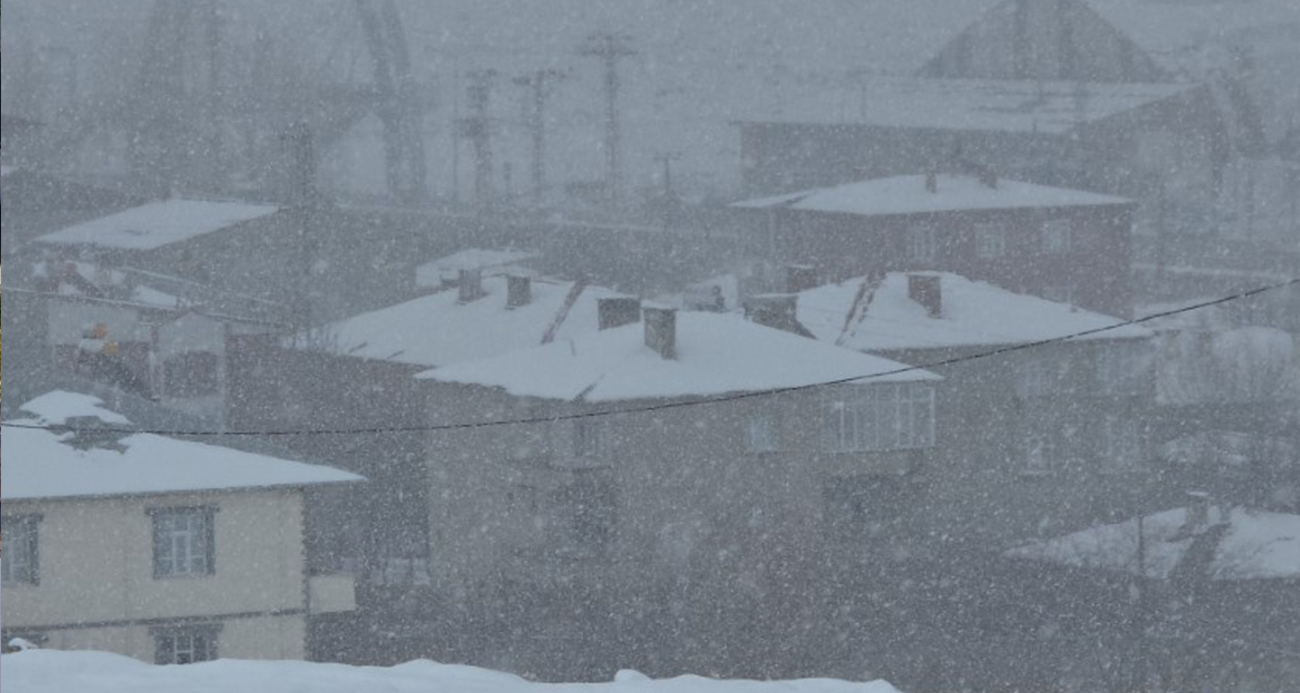 Van’da nisan ayında etkili olan yoğun kar yağışı kenti beyaza bürüdü.