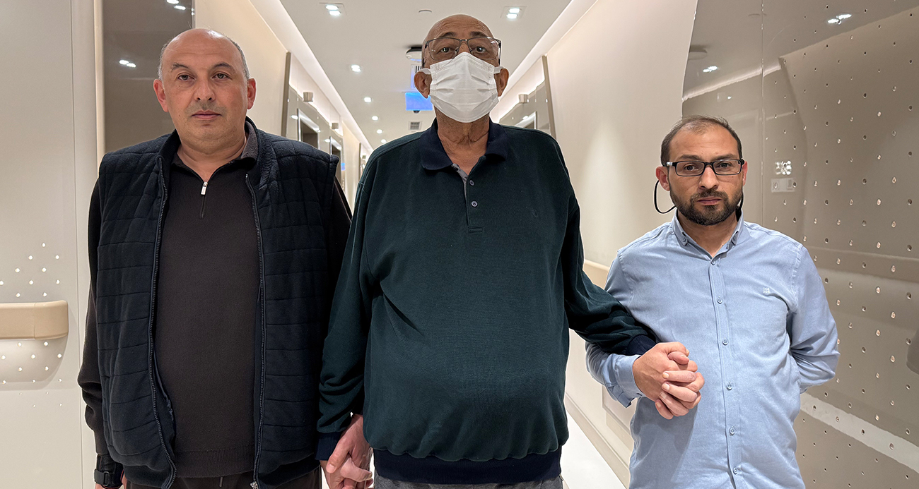 Karaciğer yetmezliği bulunan ve yaklaşık 120 kilo olan 53 yaşında İbrahim Çay, kardeşi ve kuzeninden alınan karaciğerle yaşama tutundu. Çay, "Tek kişinin karaciğeri yetmedi. Halamın oğlu ve kardeşimden alınarak nakledildi. Organ bağışında herkesin biraz dikkat etmesi gerekiyor, yeniden hayata döndüm" derken yaklaşık 17 saatlik operasyonu ekibiyle birlikte gerçekleştiren Prof. Dr. Deniz Balcı, "Yaklaşık 120 kilo olan hastamızın tek bir vericiden nakil olması mümkün olmadı. 2 ayrı kişiden tamamladık, organ bağışı olsaydı buna gerek olmazdı. Bu prosedürler dünyada çok nadiren yapılıyor. Bu şekilde ağır bir hastada ilk defa gerçekleştirdik. Ameliyat yaklaşık 16-17 saat kadar sürdü diyebilirim. Çift kanat takılmış gibi hızlıca iyileşti. Toplumuza organ bağışının önemini tekrar hatırlatıyorum" dedi.