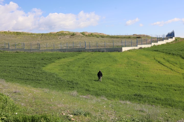 Akü fabrikasından aktığı iddia edilen su, çiftçinin tarlalarını kullanılmaz hale getirdi