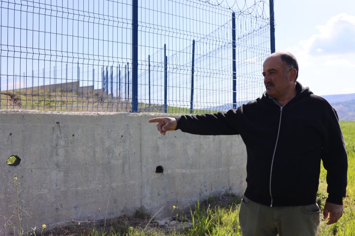 Akü fabrikasından aktığı iddia edilen su, çiftçinin tarlalarını kullanılmaz hale getirdi