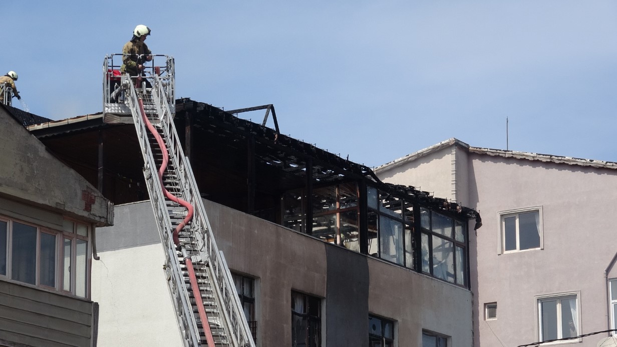 Sultanbeyli’de alevler binaları sardı: İki evin çatısı küle döndü