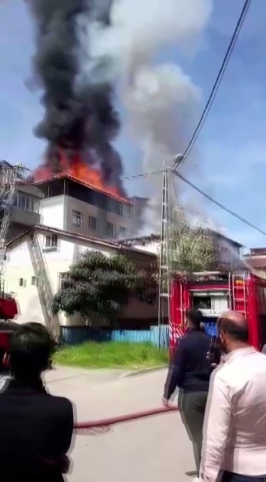 Sultanbeyli’de alevler binaları sardı: İki evin çatısı küle döndü