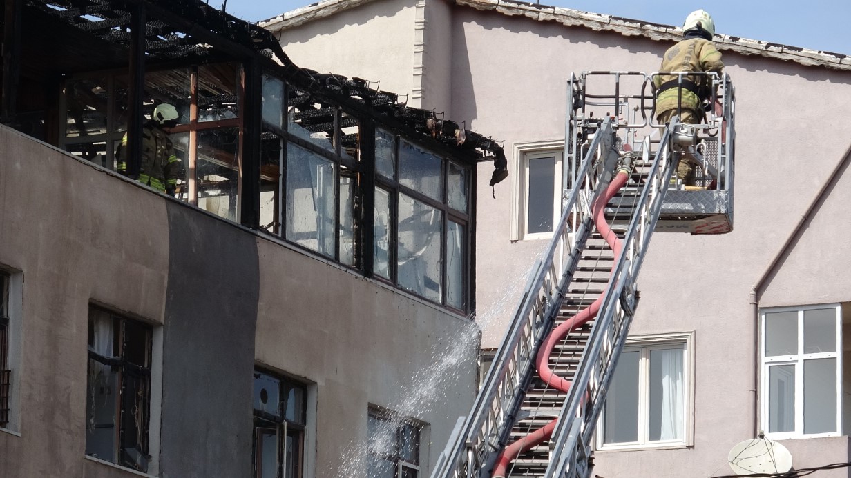 Sultanbeyli’de alevler binaları sardı: İki evin çatısı küle döndü