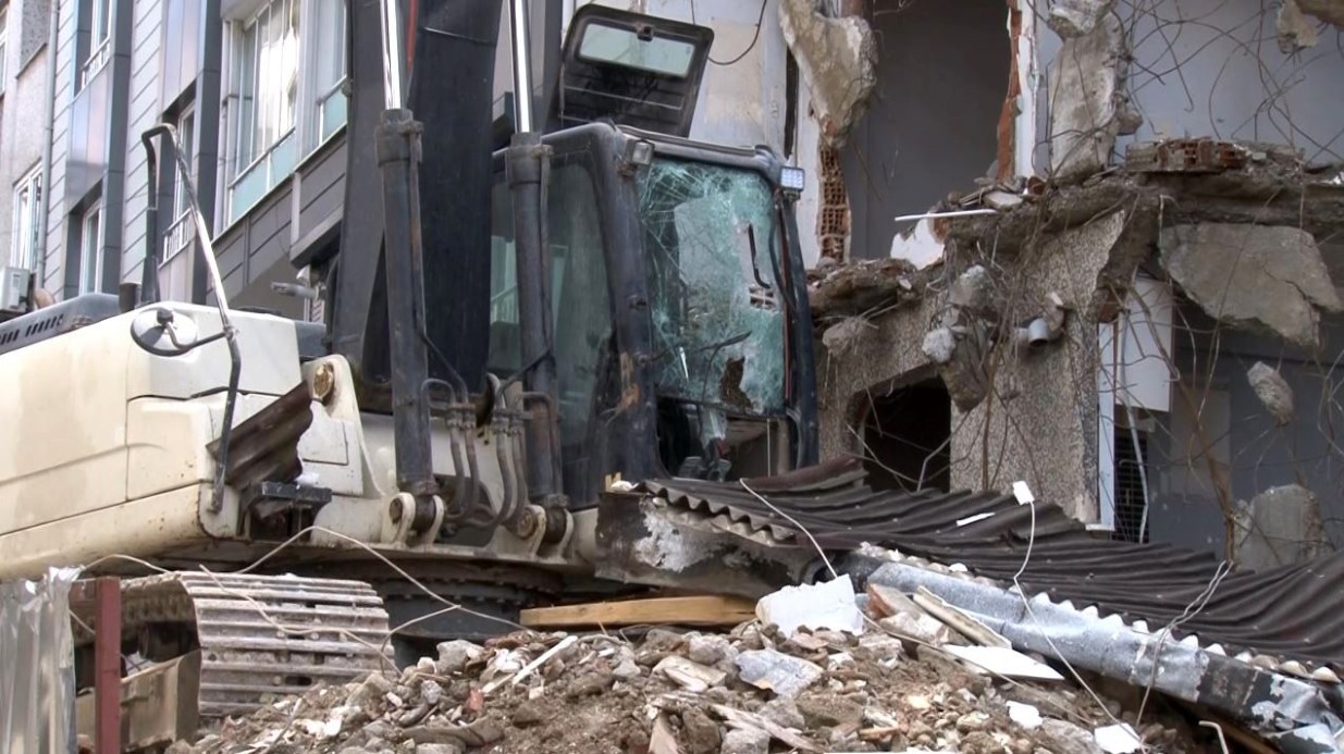 Gaziosmanpaşa’da binadan kopan tahta parçası aracın camını parçaladı: Kepçe operatörü yaralandı