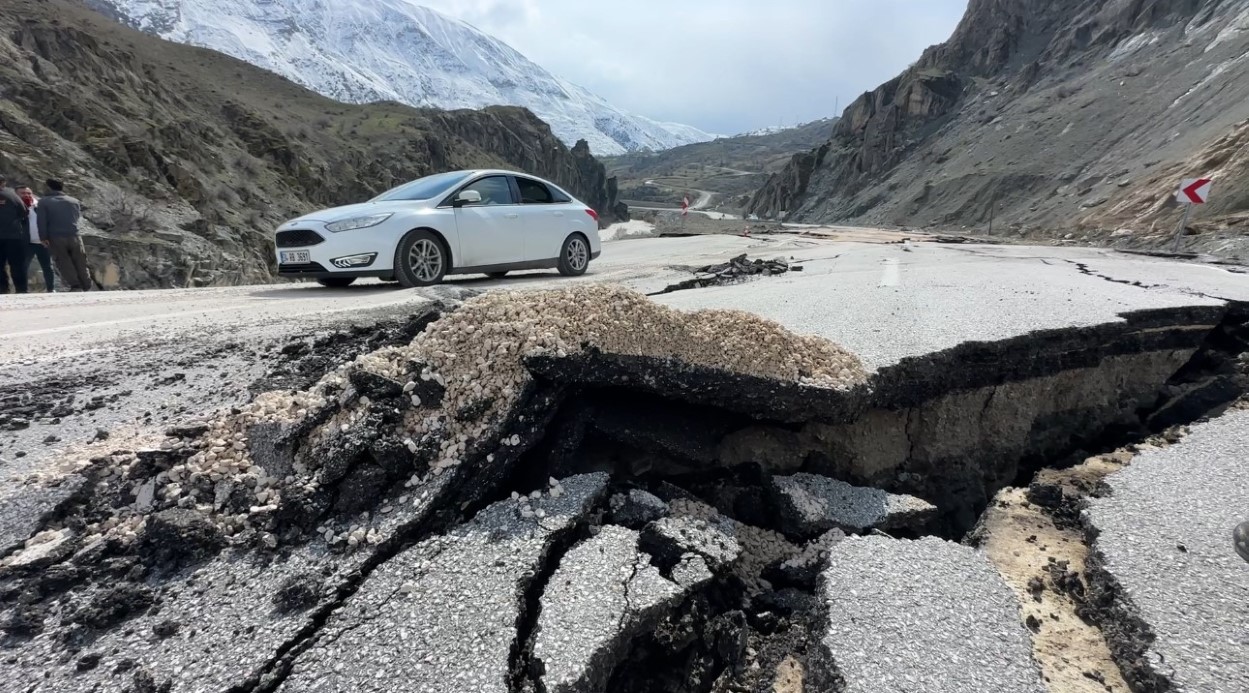 Hakkari’de heyelan: Tesis büyük hasar gördü, kara yolunda dev yarıklar oluştu