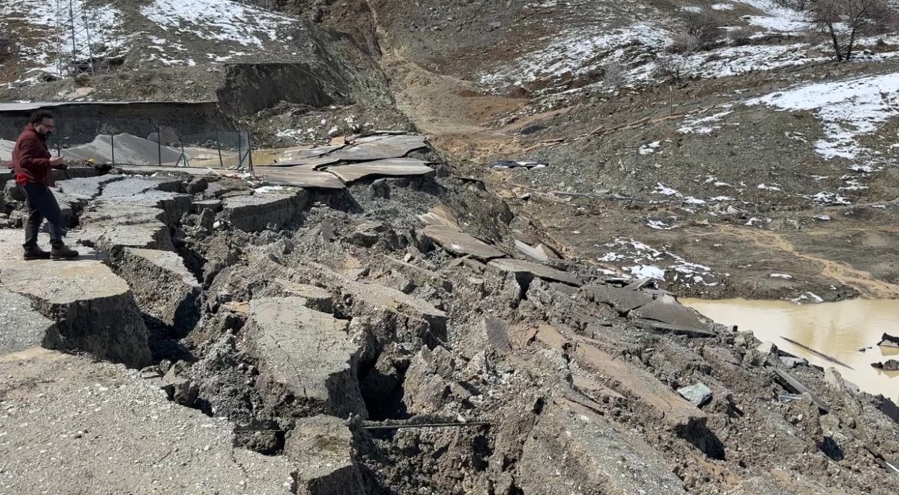 Hakkari’de heyelan: Tesis büyük hasar gördü, kara yolunda dev yarıklar oluştu
