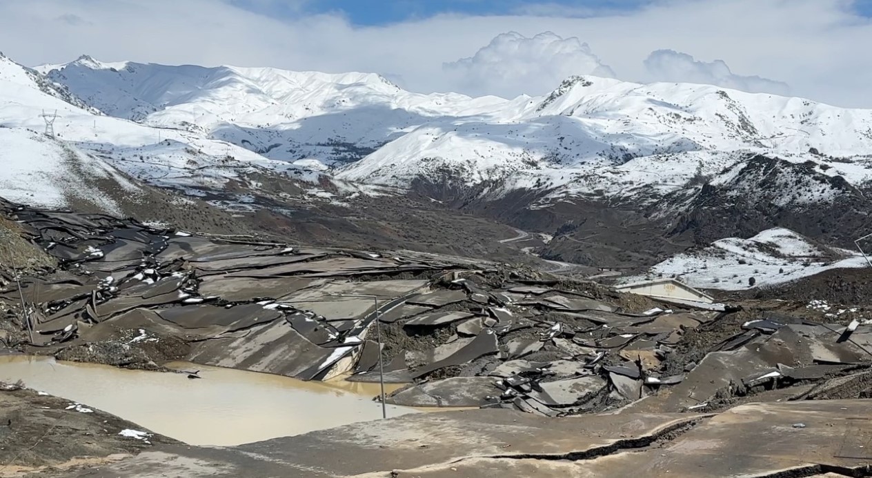 Hakkari’de heyelan: Tesis büyük hasar gördü, kara yolunda dev yarıklar oluştu