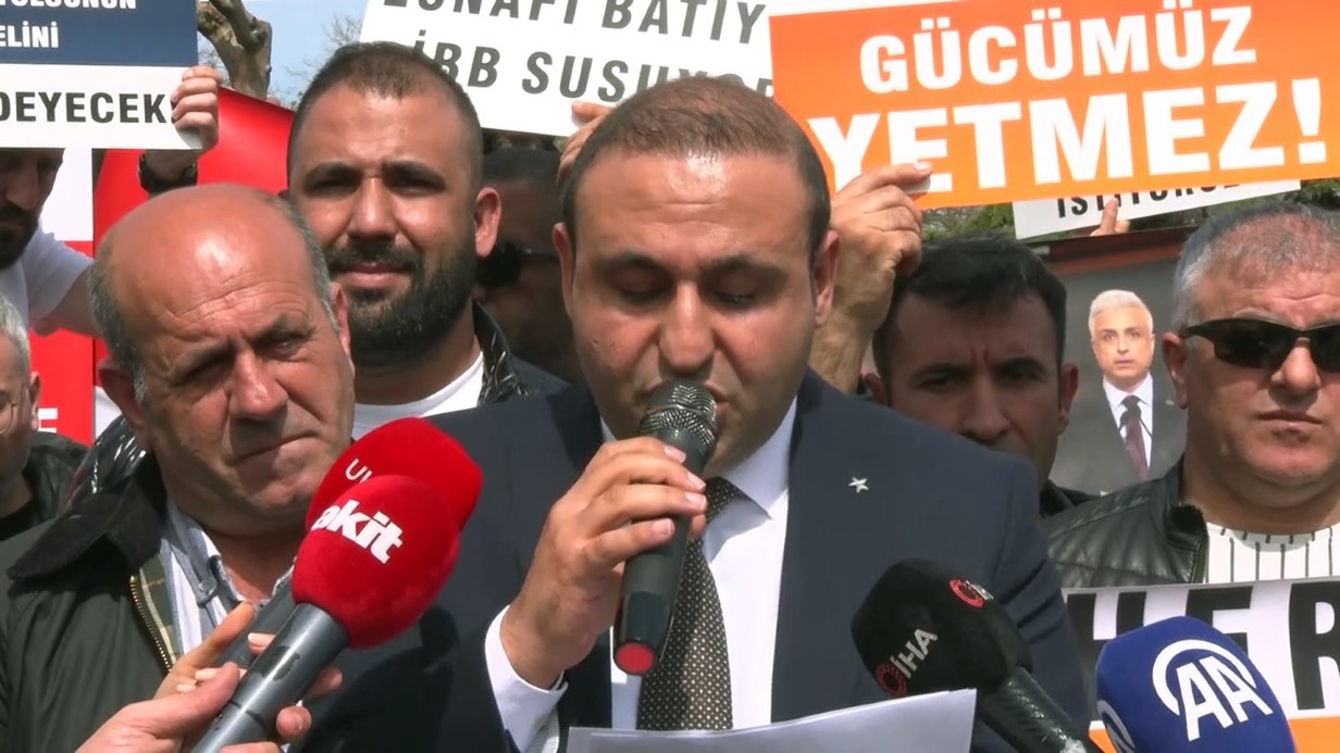 İstanbul’da özel halk otobüsü esnafı, 2026 yılı için önlerine konulan maliyet tablosunun gerçeklikten uzak olduğunu savunarak, taleplerinin karşılanmaması halinde gelecek aydan itibaren ücretsiz yolcu taşıma hizmetini durduracaklarını açıkladı.