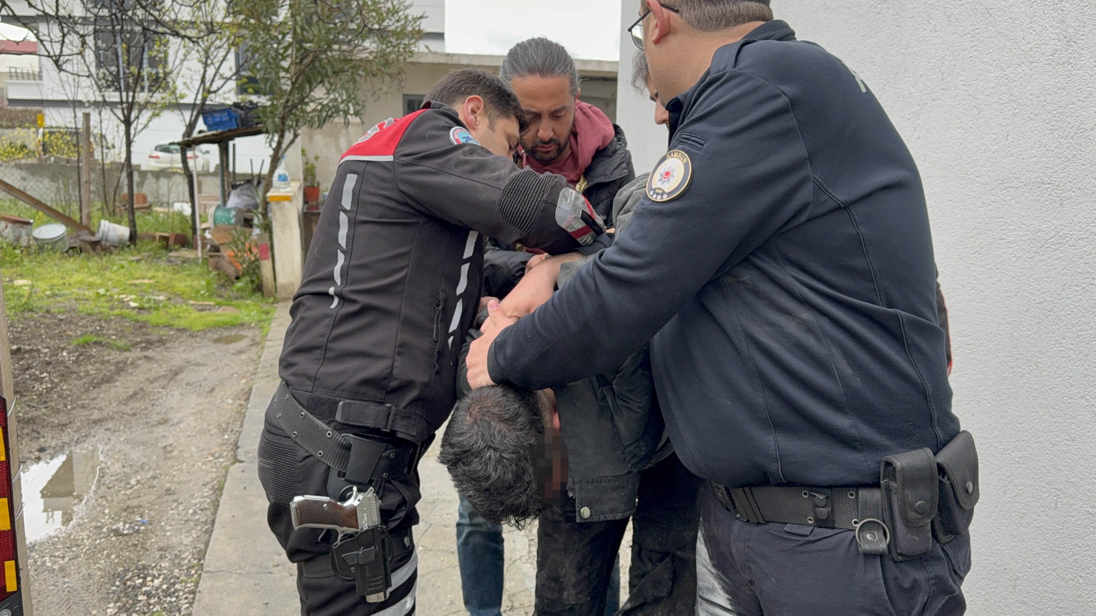 Dev boynuzları engel olmadı: Dağ keçisi dar mağaraya böyle girdi