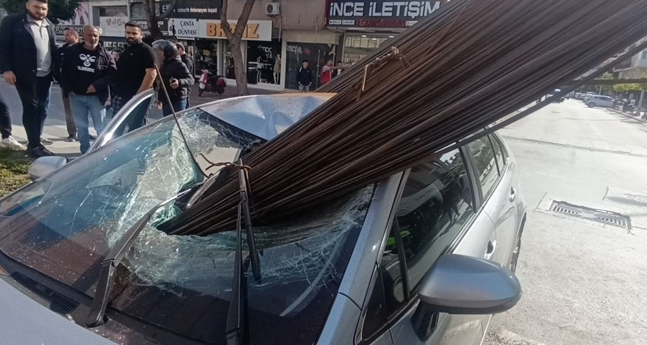 Antalya’nın Manavgat ilçesinde çekici üzerindeki inşaat demirlerinin otomobilin ön camından içeri girmesi sonucu meydana gelen kazada büyük şans eseri otomobilde bulunan 2 kişi hafif yaralandı. O anlar güvenlik kamerasına anbean yansıdı.