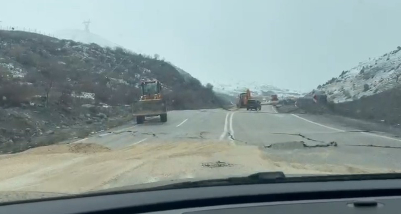 Hakkari-Van kara yolunun Akçalı köyü mevkiinde etkili olan sağanak yağışların ardından yolda çökme meydana geldi.