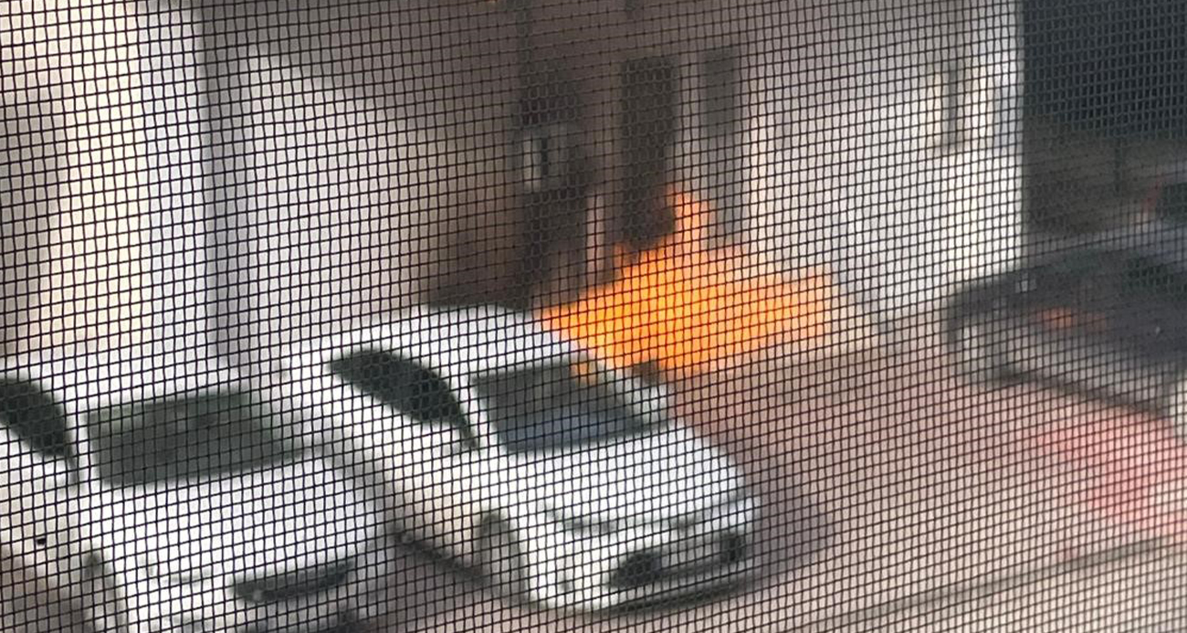 Kocaeli’nin İzmit ilçesinde altında güzellik merkezi bulunan binanın doğal gaz kutusunda meydana gelen patlama korkuttu. Çıkan yangında park halindeki otomobilde de hasar oluştu.