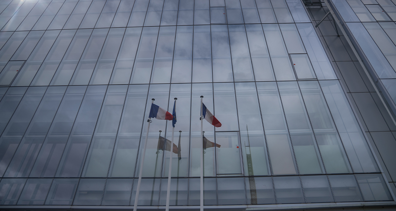 Fransa’daki Paris Ceza Mahkemesi, Fransız çimento devi Lafarge'ın aralarında DEAŞ’ın da bulunduğu terör örgütlerine ödeme yaptığına dair görülen davada, aralarında eski CEO Bruno Lafont’un da bulunduğu çok sayıda şirketi yöneticisi hapis ve para cezasına çarptırıldı. Fransa’da bir şirket "terör finansmanı" suçlamasıyla ilk kez mahkum edildi.