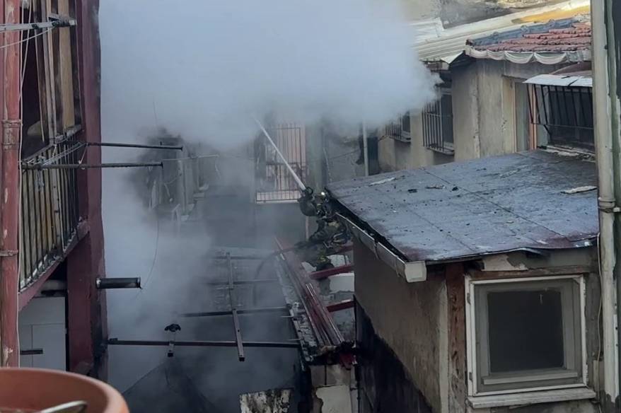 Beyoğlu’nda yangında mahsur kalan 2 kişi itfaiye ekiplerince kurtarıldı