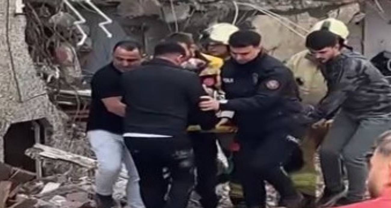 Gaziosmanpaşa’da binadan kopan tahta parçası aracın camını parçaladı