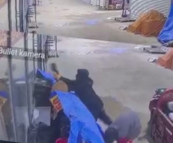 Alışveriş yaparcasına numaralarına bakarak 50 bin TL’lik ayakkabıları çaldılar