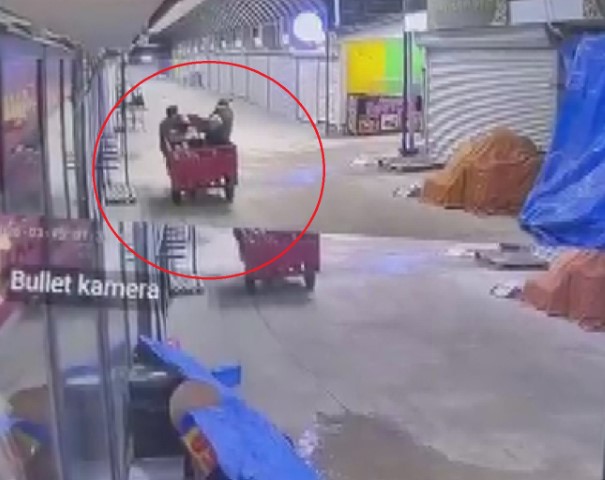 Alışveriş yaparcasına numaralarına bakarak 50 bin TL’lik ayakkabıları çaldılar