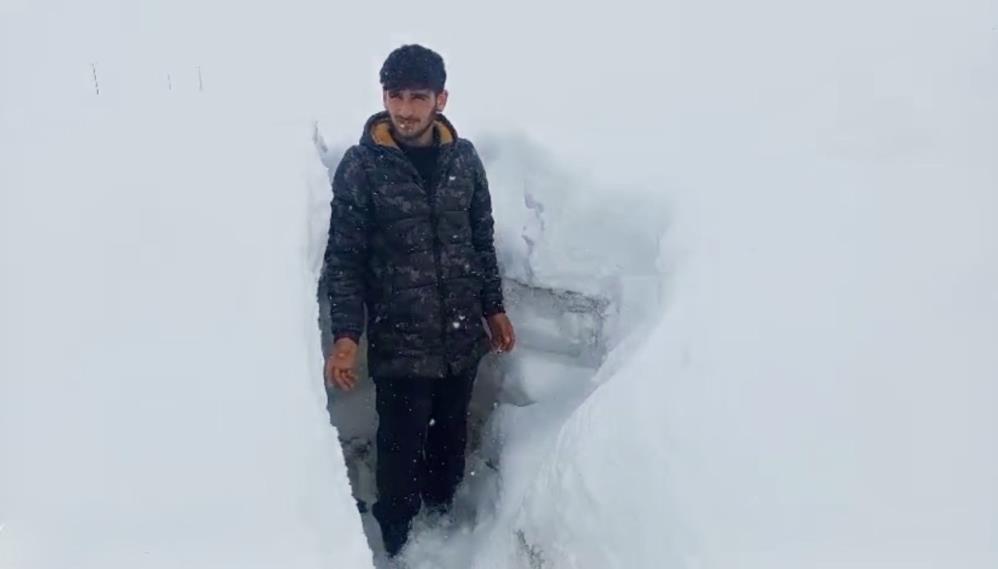 Ağrı’da Nisan ayında etkili olan kar kalınlığı insan boyunu aştı