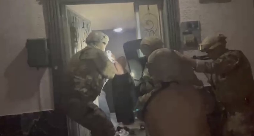 Kurye kılığıyla girdiler, silahla alıkoydular... Özel Harekat kapıları koçbaşıyla kırdı