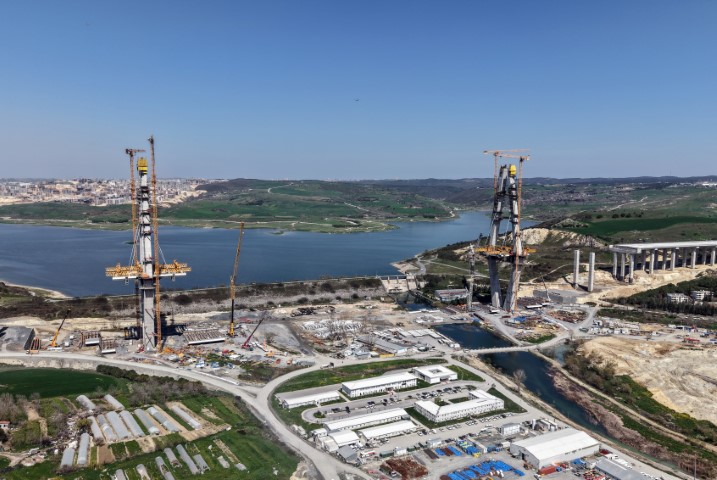 İstanbul’un yeni yüzü; köprü yükselirken keçiler merada