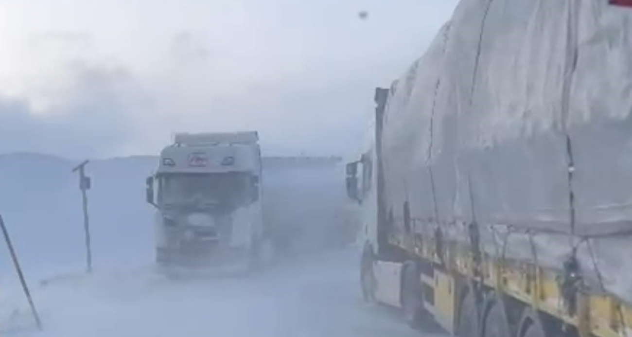 Kop Dağı Geçidi yoğun kar ve tipi nedeniyle ulaşıma kapandı
