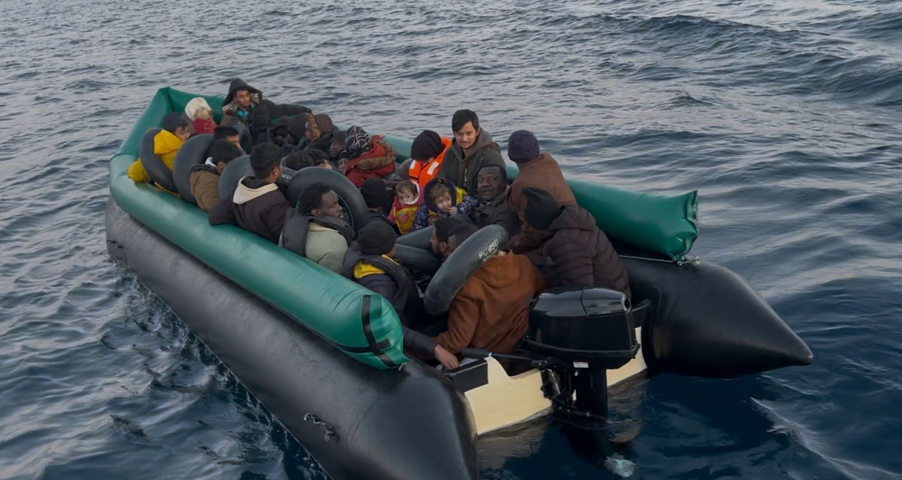 İzmir açıklarında 43 düzensiz göçmen yakalandı