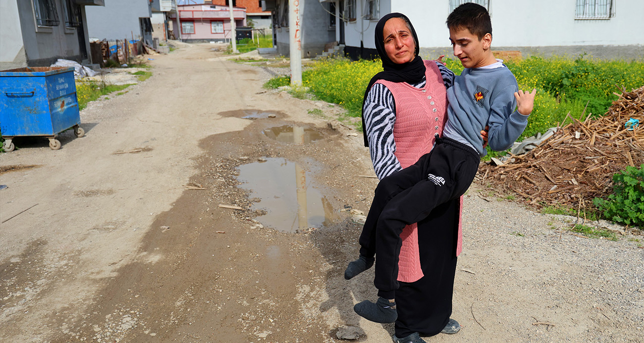 Belediye yolu yapmadı, engelli evladıyla perişan oldu