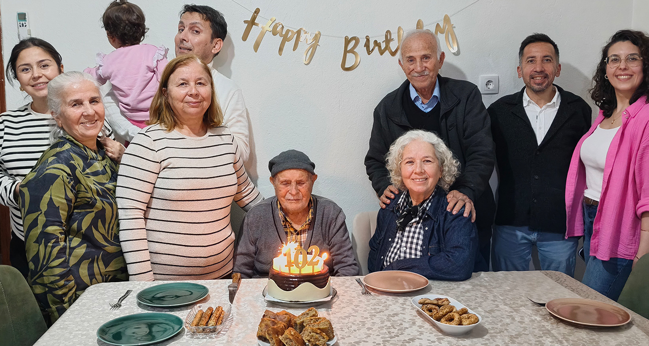 Mersin’in Silifke ilçesine 102’nci yaşına giren işçilik yaparak 3 öğretmen ile bir memur yetiştiren 5 torununun da çocuğunu gören Mustafa Tok, doğum gününü çocukları ve torunlarıyla kutladı.102 yaşındaki Mustafa dede, "İyi çalışın, kimseyi incitmeyin, yediğiniz içtiğinize dikkat edin" diyerek herkese tavsiyede bulundu.