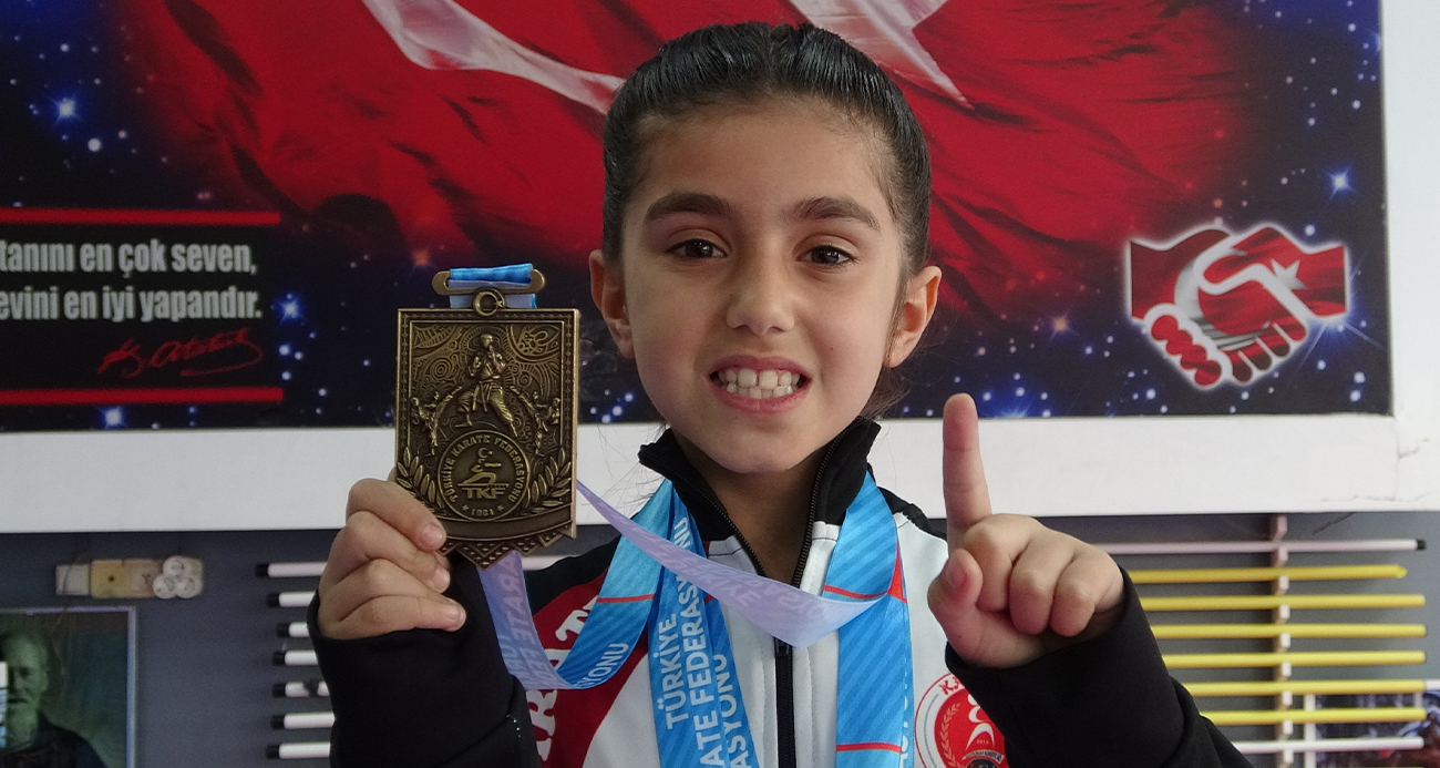 5 yaşında başladığı karate sporunda 7 yaşında Türkiye şampiyonu oldu
