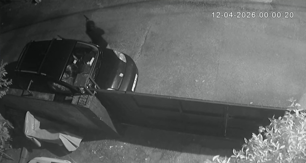 Adana’da yüzünü motosiklet kaskıyla gizleyen şüpheli, bir müstakil eve tüfekle defalarca ateş açtı. O anlar anbean güvenlik kamerasına yansıdı.