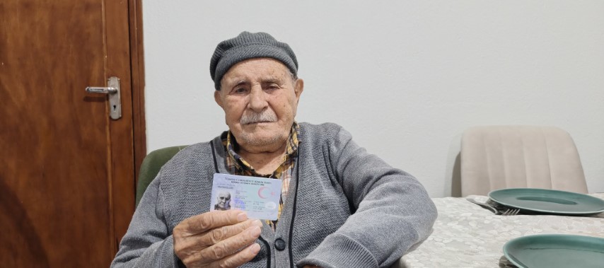 Mustafa dede, 102’nci yaş gününü çocukları ve torunlarıyla kutladı