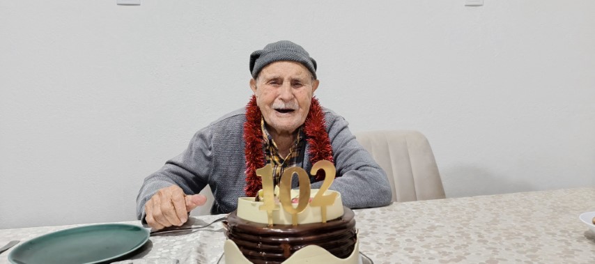 Mustafa dede, 102’nci yaş gününü çocukları ve torunlarıyla kutladı