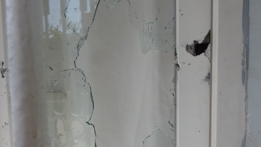 Adana’da kasklı saldırgan dehşeti: Eve tüfekle kurşun yağdırdı