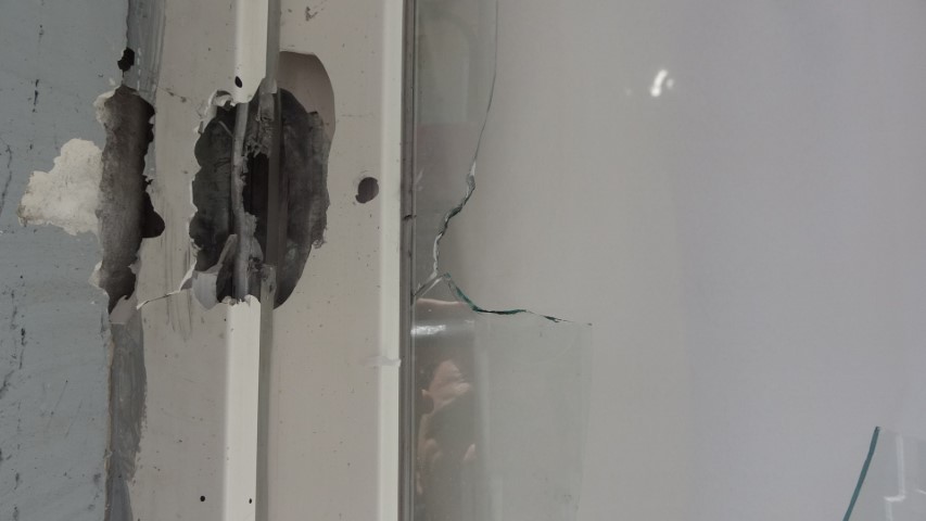 Adana’da kasklı saldırgan dehşeti: Eve tüfekle kurşun yağdırdı