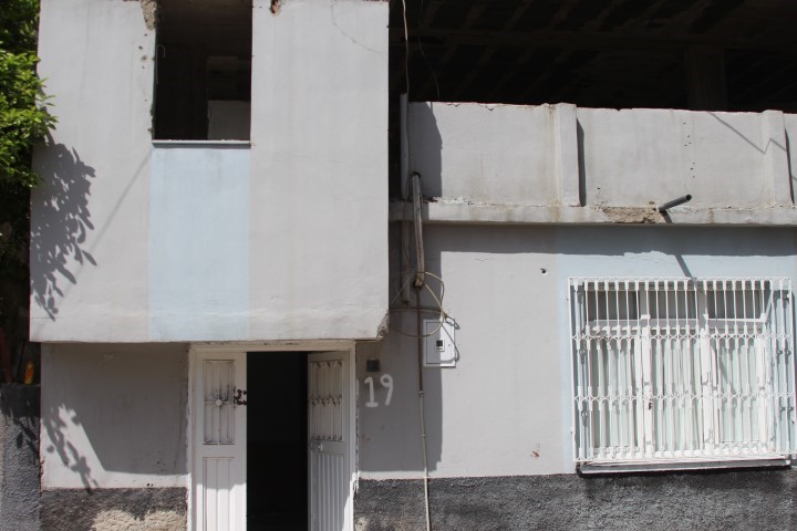 Adana’da kasklı saldırgan dehşeti: Eve tüfekle kurşun yağdırdı