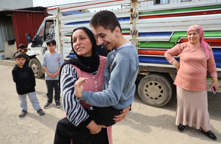 Belediye yolu yapmadı, engelli evladıyla perişan oldu